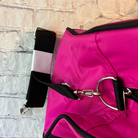 GLORIA VANDERBILT HOT PINK AND BLACK NYLON PERSONALIZED DUFFEL WITH LETTERS BAG - Picture 10 of 12
